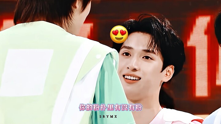 Xiaoxixi, aku nih 🥰 nyeburin bedak sampai penuh di puff cuma biar bisa tepuk lembut aja!