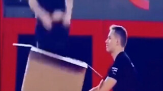 Cố gắng dùng ảo thuật để che giấu phép thuật