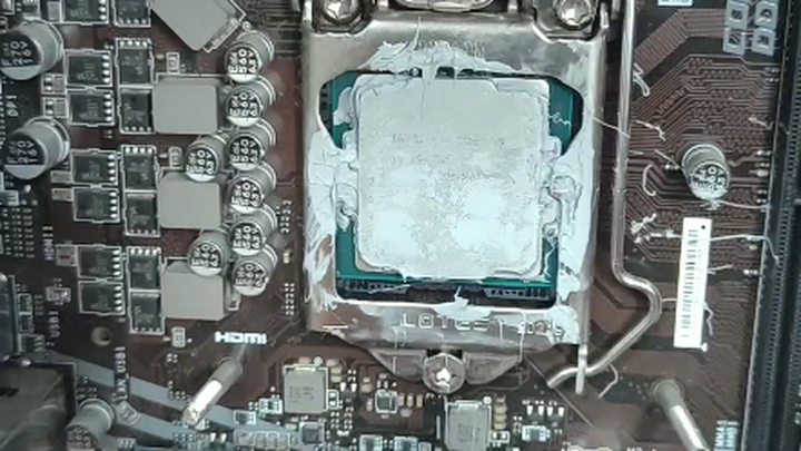 Sepertinya aku pakai terlalu banyak pasta termal?