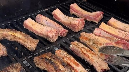 Memasak di atas salju — panggang perlahan terlebih dahulu, lalu rebus: sepotong besar pork chop dan 