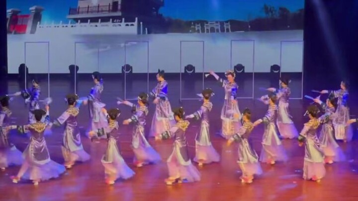 Vũ đạo Hán phục so sánh với điệu múa Cát Tường của các cách cách nhà Thanh