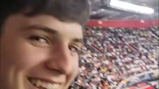 少年扔出了一生中最棒的纸飞机