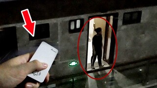 Cara membuat teman sekamarmu gila dengan bel pintu