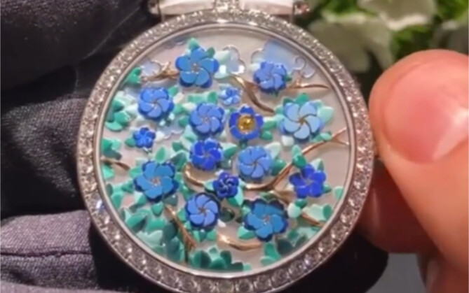 一款非常漂亮的能开花高级腕表，一起欣赏一下吧。