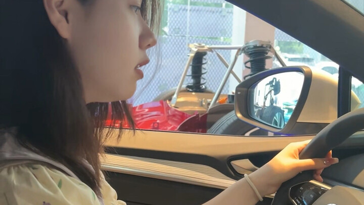 Adik perempuan baru saja lulus ujian SIM, pacarnya bilang akan memberinya sebuah mobil.