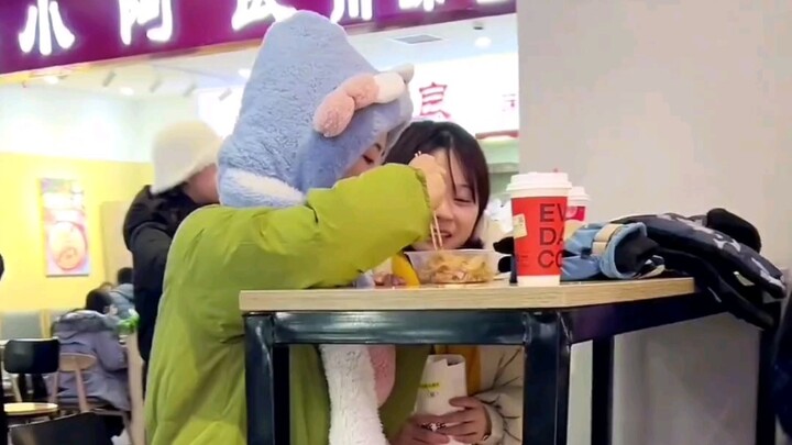 เอ่อปินนี่ ที่นั่งของพวกคุณน่ะ เด็กมันฝรั่งใต้ของเราเอื้อมไม่ถึงเลยนะ!