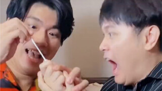 عندما يساعدك صديقك في إزالة الشوكة المغروسة