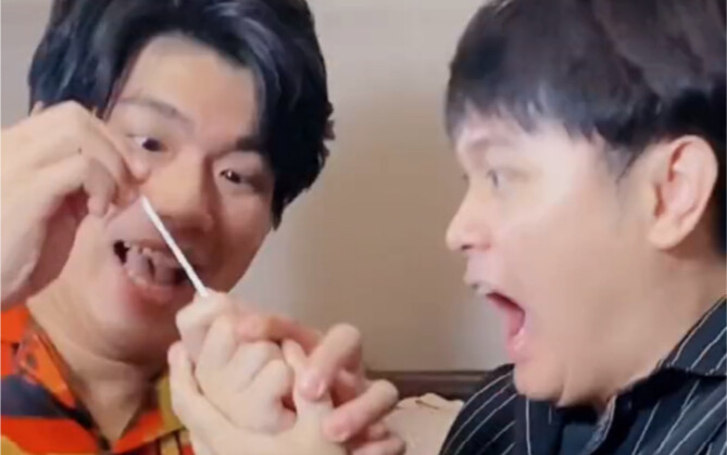 عندما يساعدك صديقك في إزالة الشوكة المغروسة