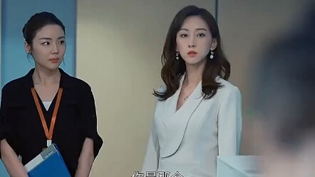 الأخت الصغيرة ملتصقة بأخيها لدرجة أنّ رئيسه في العمل بدأ يعترض، والمعركة وشيكة!