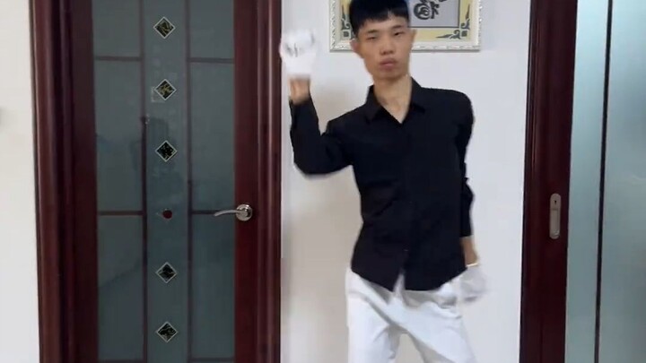 Con trai tôi trở về sau khóa huấn luyện quân sự và nhất quyết muốn cho tôi xem kỹ năng của nó.