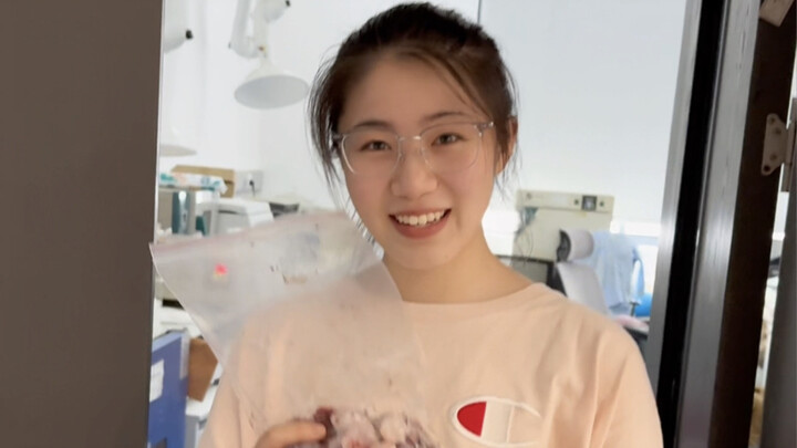 ปลายเทอม นักศึกษาหลายคนทำเมนูปลาให้รุ่นพี่ชิม