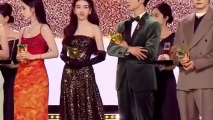 งานประกาศรางวัล Starlight Awards ครั้งนี้แค่สองดาราขึ้นมาก็คุยกันได้แล้ว “Starlight Awards” ไป๋ลู่ จ