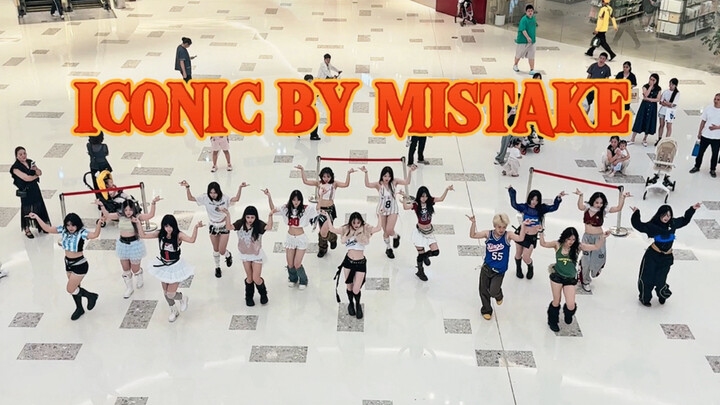 15 orang menari dengan semangat menghentakkan lantai mal! LESSERAFIM x ILLIT x KATSEYE dalam “ICONIC