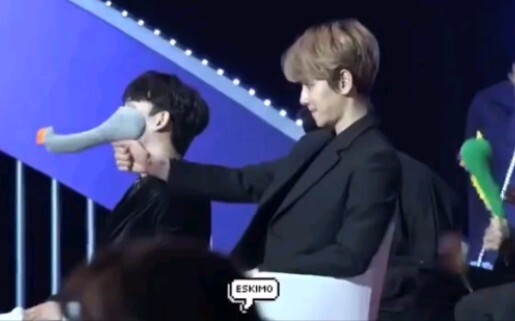 【EXO】The shenanigans the members pulled at the awards ceremony (aka: The shenanigans Byun Baekhyun p
