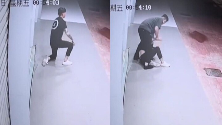 4 thanh niên trong nhóm trộm bị cảnh sát phát hiện, một tên sợ đến mức chân mềm nhũn không đứng nổi,