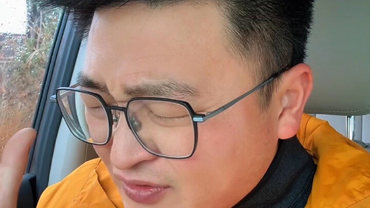 Ông bố nghiêm khắc nhất của cậu bé tóc vàng ở huyện nhỏ