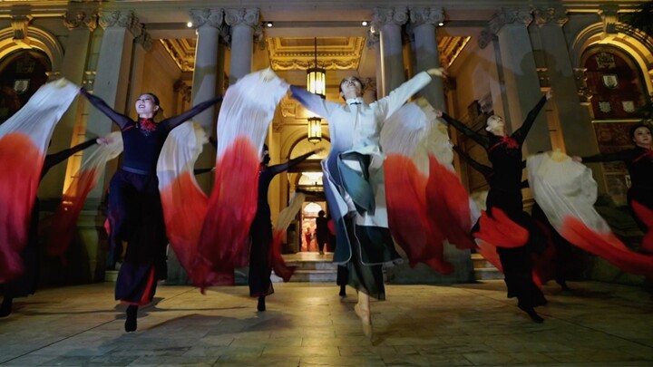 Seekor naga emas menari di depan Balai Kota Sydney. Kita semua adalah keturunan naga! Naga mengaum d