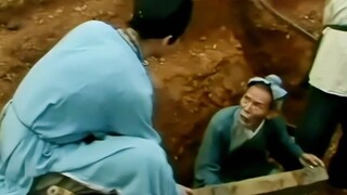 老头自掘祖坟挖出一把古琴，竟以为是块烂木头