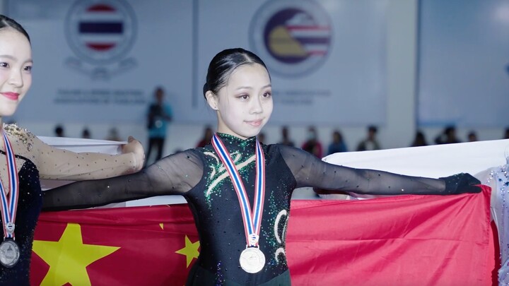 Wang Yihan menjawab pertanyaan dalam bahasa Inggris selama wawancara pasca pertandingan di Kejuaraan