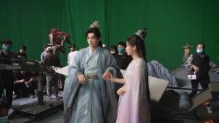杨超越丁禹兮有多甜？片场一见面就亲亲抱抱，难怪导演不敢放花絮