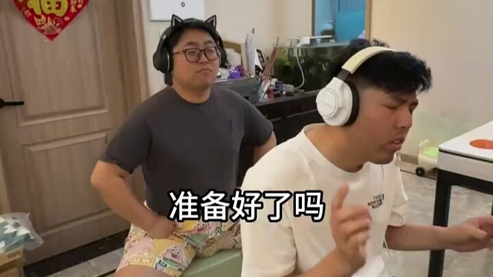 Permainan seru di kamar asrama: tantangan makan biskuit pakai wajah! Setiap frame-nya bak meme!