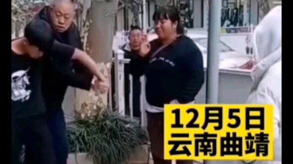 Bocah laki-laki memukul ibunya di tengah jalan! Ditegur oleh seorang pria paruh baya yang lewat! Eks