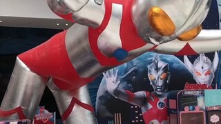 Ultraman must stand up.