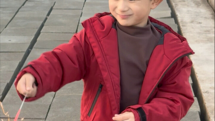 Let’s watch the fireworks show together!