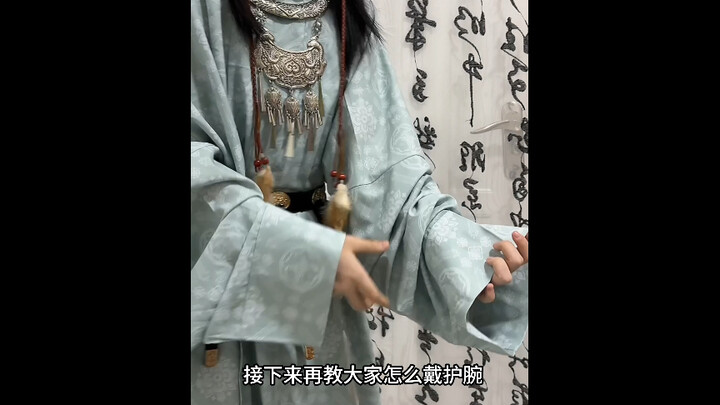 Người mới tập mặc hán phục nhất định phải học: Cách đeo vòng tay đúng chuẩn!