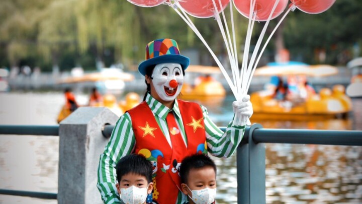 单亲妈妈卖气球给双胞胎大儿子攒手术费！
