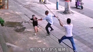 Một người đàn ông say rượu đang gây rối bằng dao. Chủ cửa hàng đã dũng cảm và tháo vát cứu anh ta kh