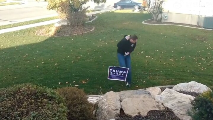 Người ủng hộ Trump lắp một lá cờ “Chuanbao” có điện gần nhà mình, cho đến khi một người qua đường qu