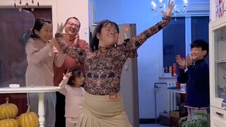 花钱报的拉丁舞，被闺女硬生生学成“拉丁武”！值得庆幸的是钱没白花，练出了满身的自信哈哈