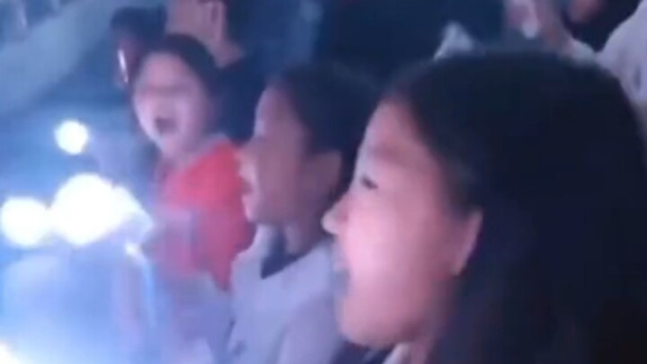 คอนเสิร์ตของไอฟ์ จัดโดยเด็กประถม