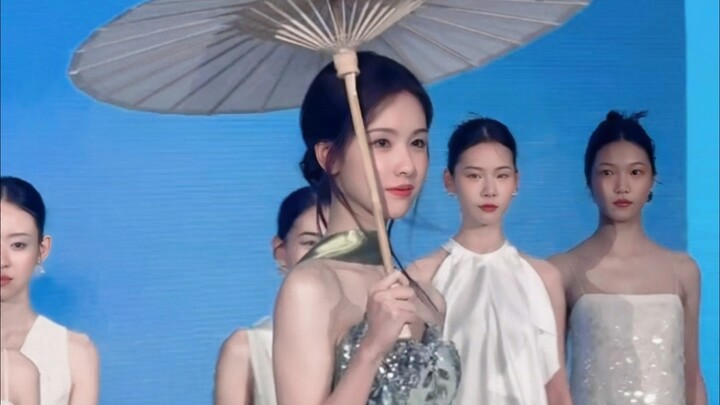 Chị Thố trong mảng che ô nhận luôn đơn đặt hàng cho mười năm sau rồi   Trong gam màu xanh lá, hiện t