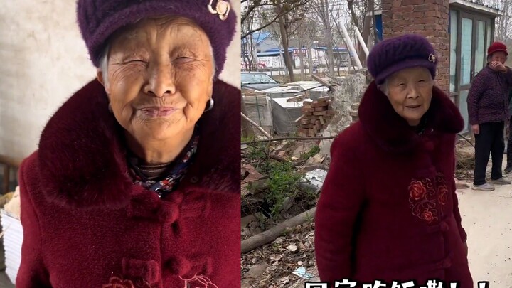 Nenek sedang mengobrol dengan temannya, lalu dipanggil nama kecil oleh cucunya; senyumnya langsung m