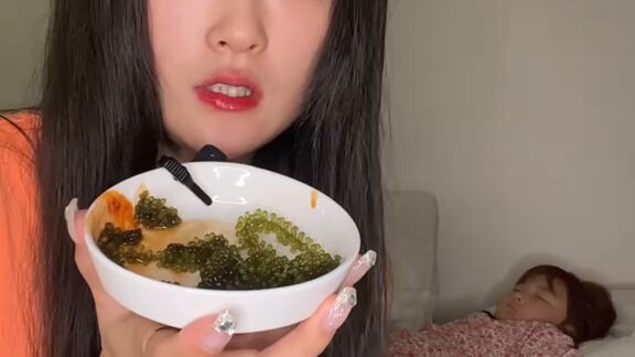 แอบลูกกินอาหาร