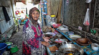 KADANG CUMA LAKU 3 PORSI SAJA, SIMBAH INI TETAP TERSENYUM DAN SELALU BERSYUKUR, warung Mbah Sujiyem