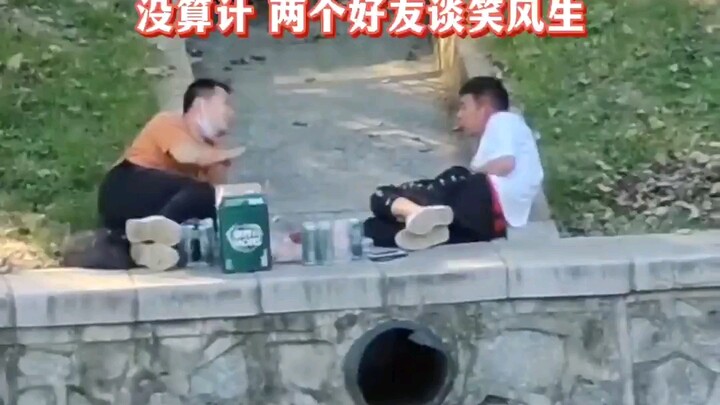 Giống hệt cảnh bạn và bạn bè nhậu nhẹt, chém gió vậy đó!