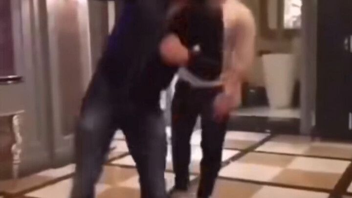 ❤️ حتى العم الكبير يريد أن يهز رأسه مع الرسمات❤️