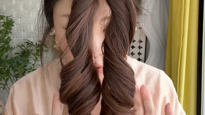 هذه الطريقة البسيطة جدًا هي التي تناسب حقًا الأشخاص العاديين مثلي في لفّ الشعر.