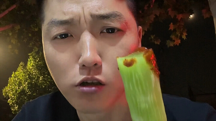 Di usia di mana makan permen pun tak terasa manis, kamu bilang aku apa itu kebahagiaan! Menyebalkan!