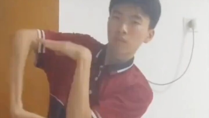 初中生跳个时光代理人片头曲的舞蹈吧