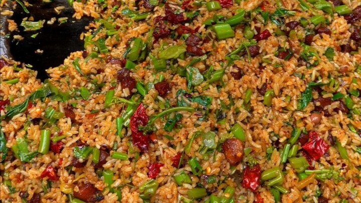 Nasi goreng kerupuk babi khas jalanan Guizhou! Sekali masak butuh dua tante! Wanginya menggugah sele