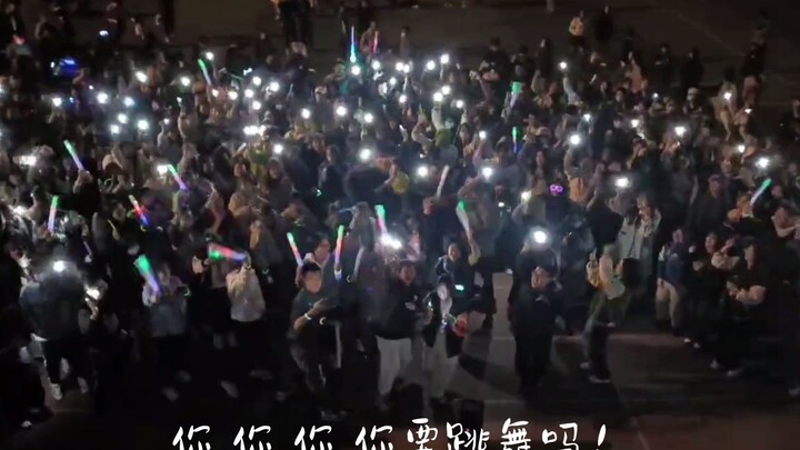 جنون طلاب الجامعة المحاصرين في الحرم الجامعي | جامعة بكين للطب الصيني التقليدي | رقصة الساحة والديسك