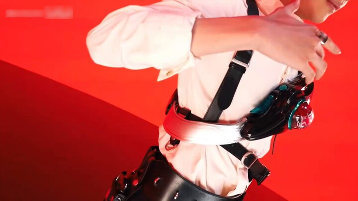 Kamen Rider ZEZTZ's belt glows and changes color