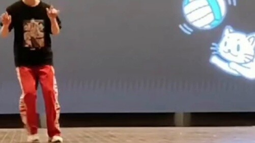 เจ้าแมวขี้กังวลกำลังเต้นอยู่บนเวที! สร้างความตกใจให้หยินจูบ้างสิ ฮ่าๆๆ
