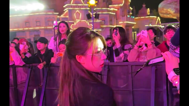 ผู้หญิงข้างหลังนั่น ใครรู้จักบ้าง?