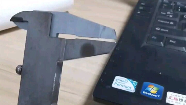 无牙仔跳舞，但是是游标卡尺