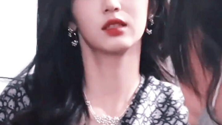 Trời ơi! Càng ít biểu cảm thì chị ấy càng đẹp luôn!!!